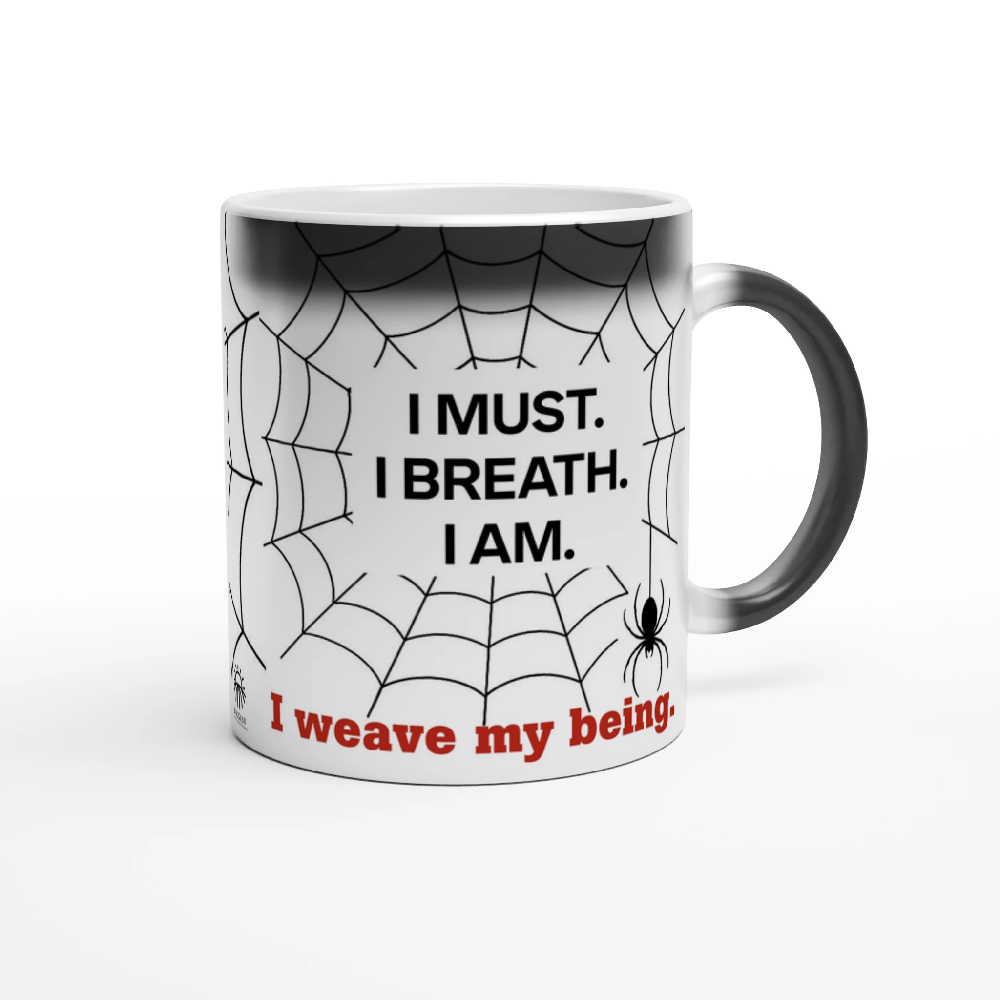 Tasse mit einem Spinnennetz-Muster. Auf der Tasse steht: 'I MUST. I BREATH. I AM. I weave my being.'