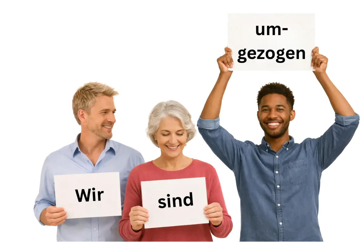 Drei lächelnde Personen stehen nebeneinander und halten Schilder in den Händen. Zwei halten Schilder mit den Worten ‚Wir‘ und ‚sind‘, während die dritte Person ein Schild über dem Kopf hält mit der Aufschrift ‚umgezogen‘ und vermitteln einen positiven Hinweis auf einen Standortwechsel.